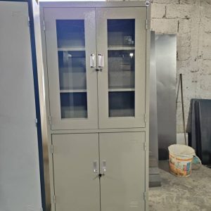 Armoire métallique de rangement à quatre portes. – Image 2
