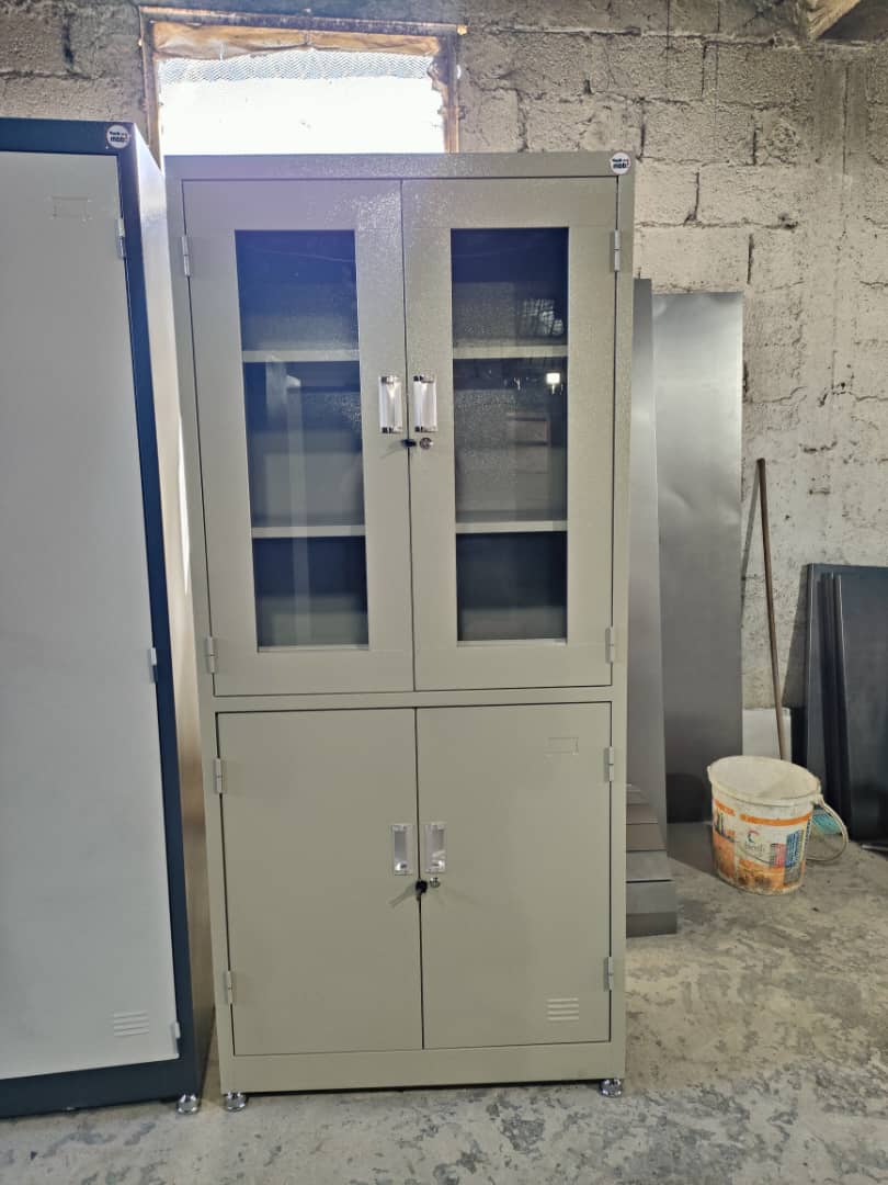 Armoire métallique de rangement à quatre portes. – Image 2