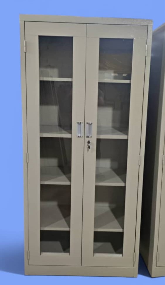 Armoire métallique de rangement à deux portes.
