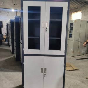 Armoire métallique de rangement à quatre portes. – Image 1