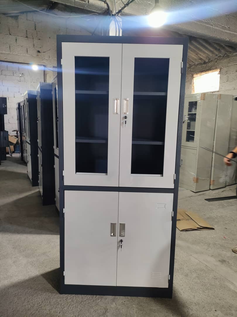 Armoire métallique de rangement à quatre portes. – Image 1