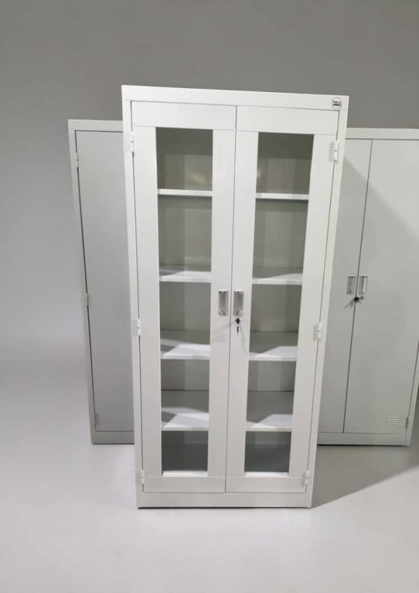 Armoire métallique de rangement à deux portes.